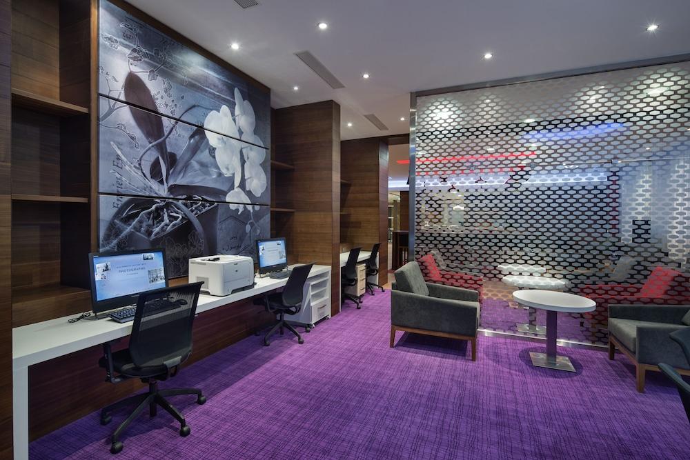 Готель Hampton By Hilton Istanbul Kayasehir Екстер'єр фото