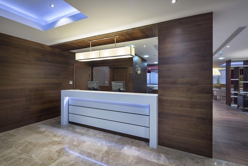 Готель Hampton By Hilton Istanbul Kayasehir Екстер'єр фото