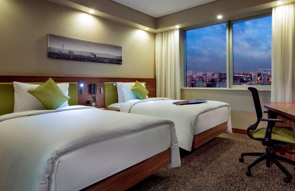 Готель Hampton By Hilton Istanbul Kayasehir Екстер'єр фото