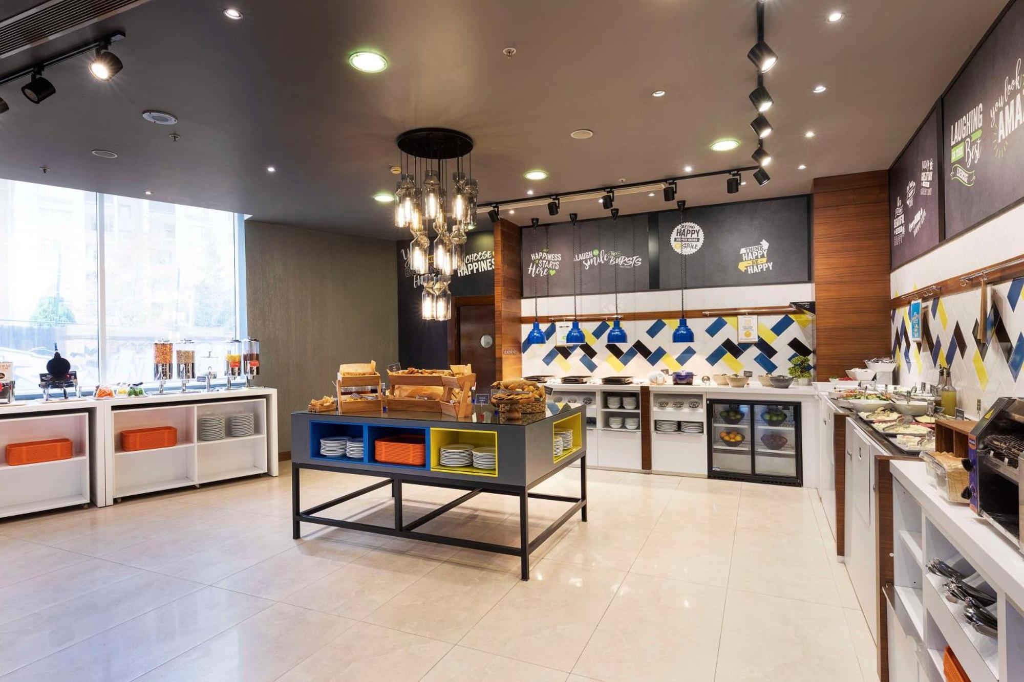 Готель Hampton By Hilton Istanbul Kayasehir Екстер'єр фото