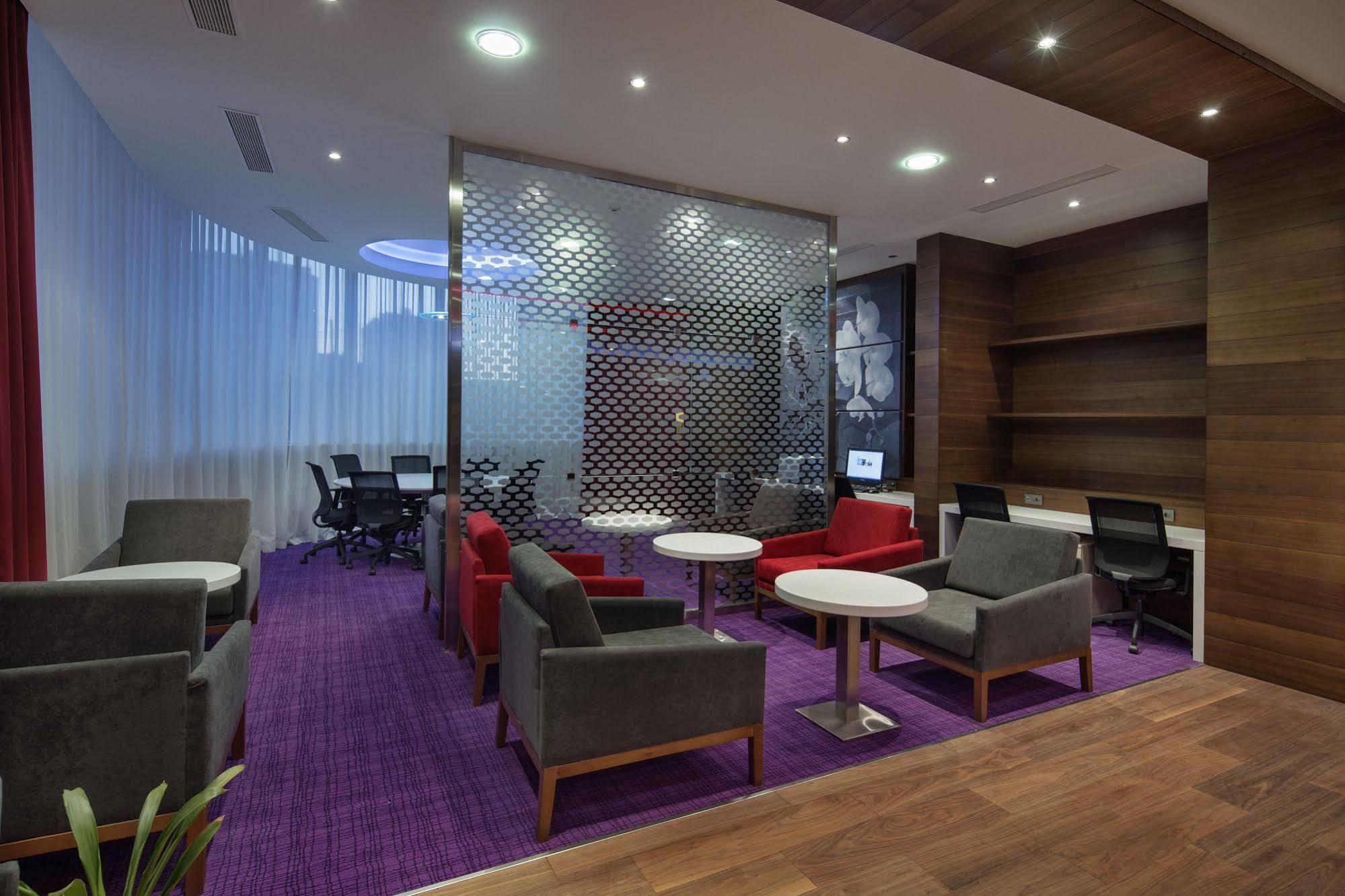 Готель Hampton By Hilton Istanbul Kayasehir Екстер'єр фото